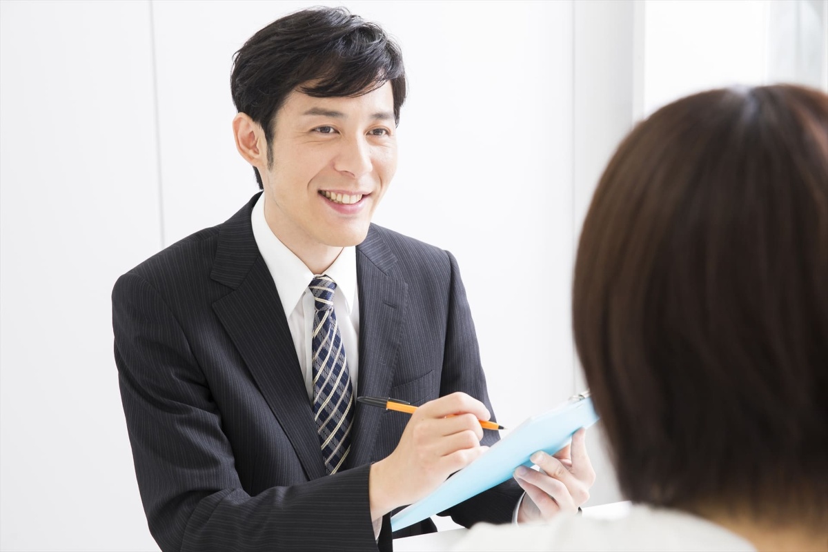 希望を聞く男性スタッフ